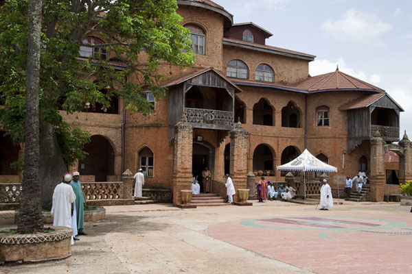 Picture of Sultan Palace (Cameroon): Men dressed in boubous in front of the Sultan palace