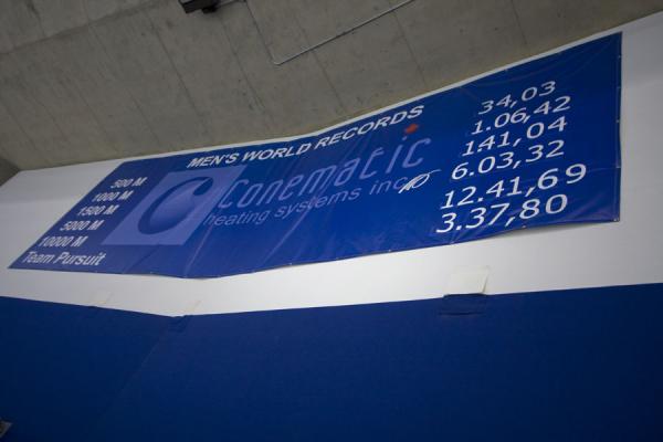 Photo de Information board with the speed skating world records for men - le Canada - Amérique