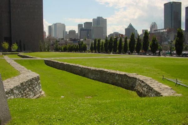 Foto di The city's old fortifications with the modern part in the backgroundMontreal - Canada