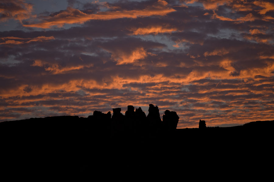 Foto de Sunrise at pointy rocks near Ouniange Serir lakeOUnianga - Chad