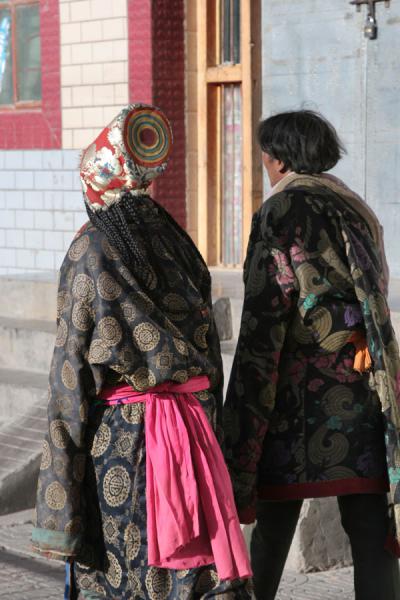 Picture of Amdo Tibetans (China): Amdo Tibetan couple in traditional dress in Mato - note the very long sleeves!