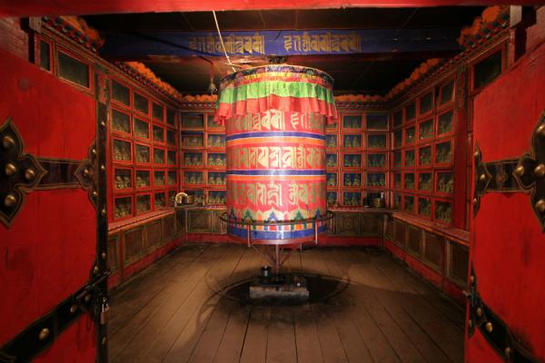 Picture of Draksum-Tso (China): Prayer wheel of Tsozong monastery on Tashi island in Draksum-tso
