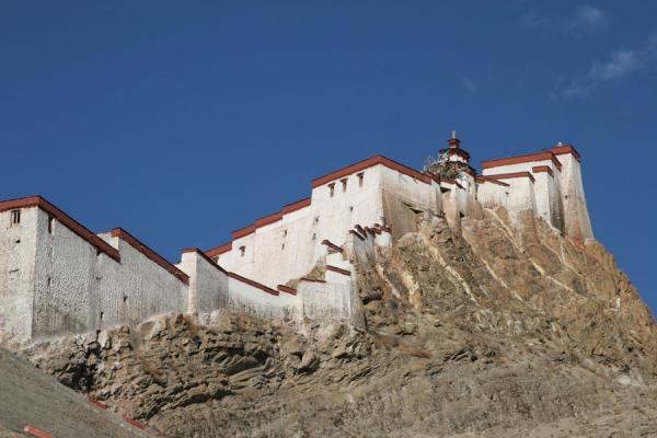 Picture of Gyantse fortress (China): Gyantse fortress perched on a steep hill seen from below
