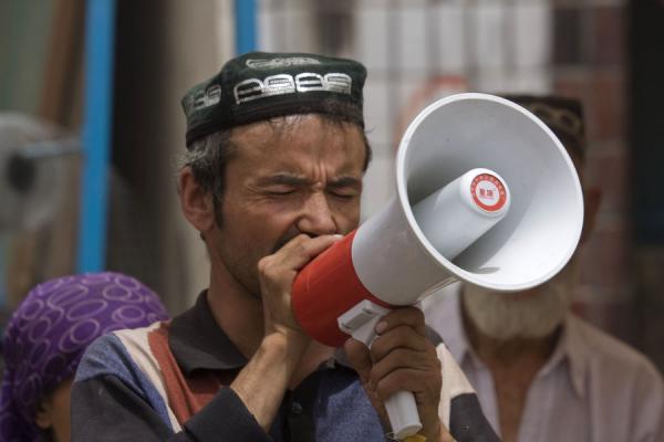 Picture of Hotan Bazaar (China): Uyghur man singing in Hotan bazaar