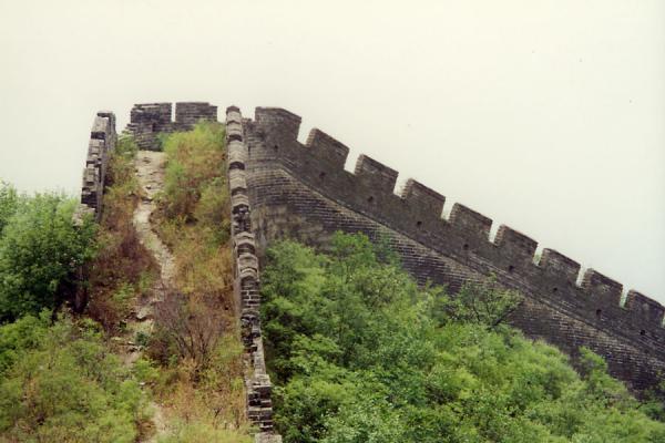 Picture of The Great Wall making a turn on the top of a hill (Great Wall, China)