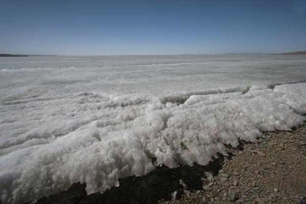 Picture of Ngoring Lake (China): Shore of Ngoring Tso with creeping and breaking ice