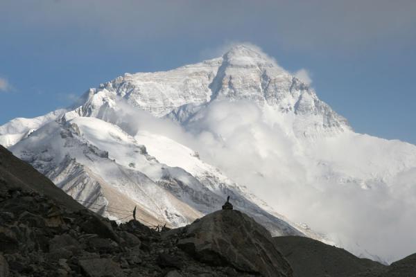 Picture of Mount Everest proudly dominating the skyline