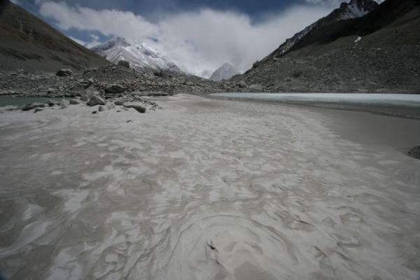 Sand, rocks and a lake on Rongphu Glacier, below Mount Everest | Mount Everest Noordkant | China