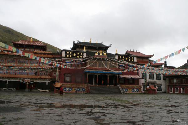 Picture of Tagong monastery (China): Tagong lamasery seen form the courtyard