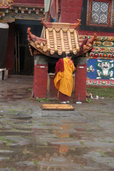 Picture of Tagong monastery (China): Monk lighting a fire at Tagong monastery