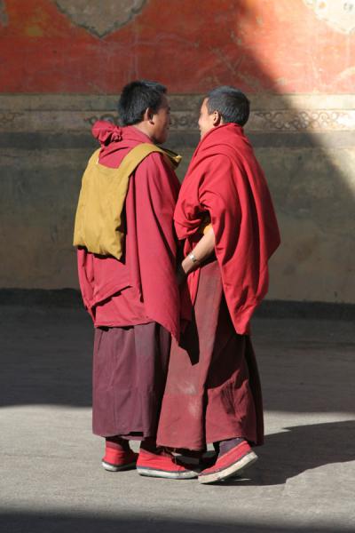 Foto van Two monks of Tashilhunpo monasteryShigatse - China