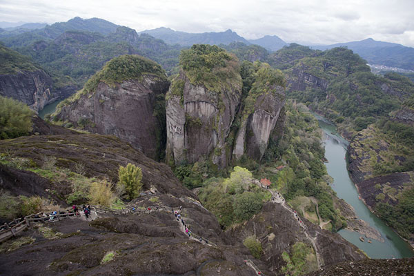 Foto van China (Jiaqu River flowing at the feet of karst mountains in Wuyishan: view from Tianyou Peak)