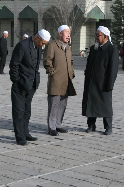 Picture of Xining Mosque (China): Chatting Muslims on the inner courtyard of the Great Mosque of Xining