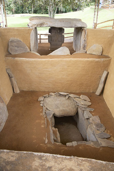 Picture of Rear view of one of the tombs at Alto de los Ídolos