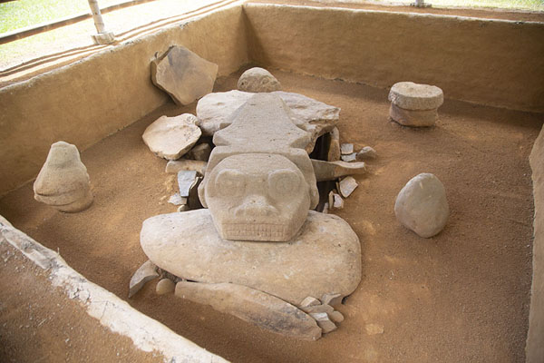 Picture of Alto de los Ídolos (Colombia): Tomb with crocodile-shaped lid at Alto de los Ídolos