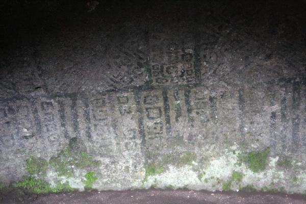 Picture of Alto Aguacate tombs (Colombia): Geometrical decoration in a subterranean tomb