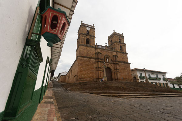 Photo de The cathedral of Barichara with colonial house in the foregroundBarichara - Colombie