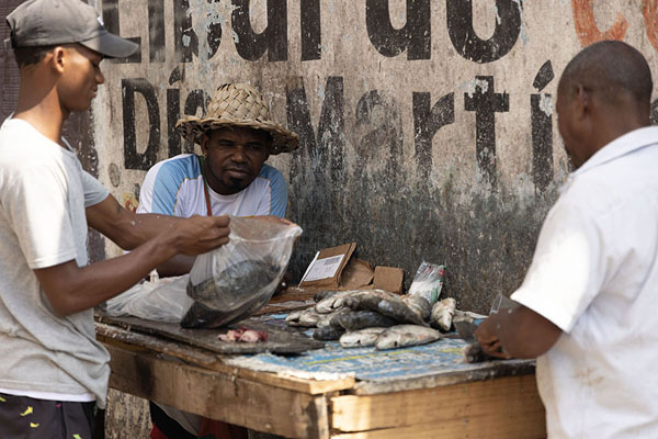 Foto van Man cutting fish at Bazurto marketCartagena - Colombia