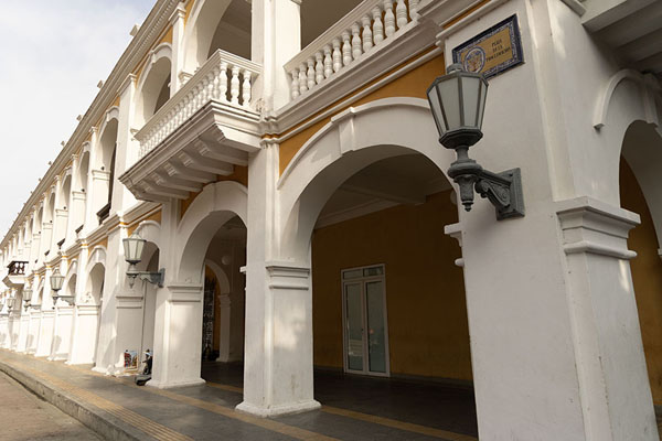 Foto van The arches of a colonial government building on the Plaza de la ProclamaciónCartagena de Indias - Colombia