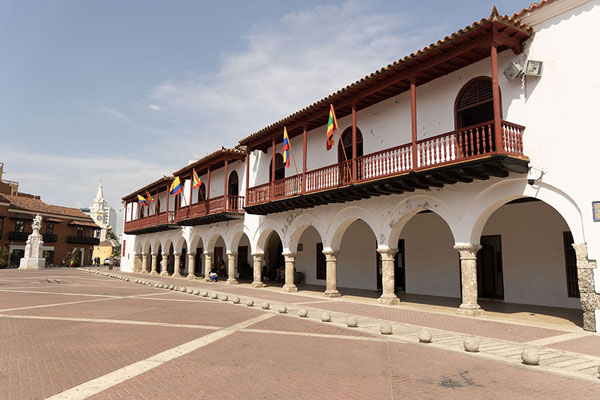 The Alcaldía de Cartagena with Plaza de Aduana | Cartagena de Indias | Colombie