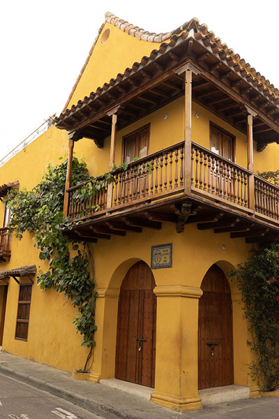Foto van Yellow colonial corner house in the historic district in CartagenaCartagena de Indias - Colombia