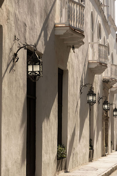 Afternoon light on a wall, balconies and lanterns in the historic district of Cartagena | Cartagena de Indias | Colombia