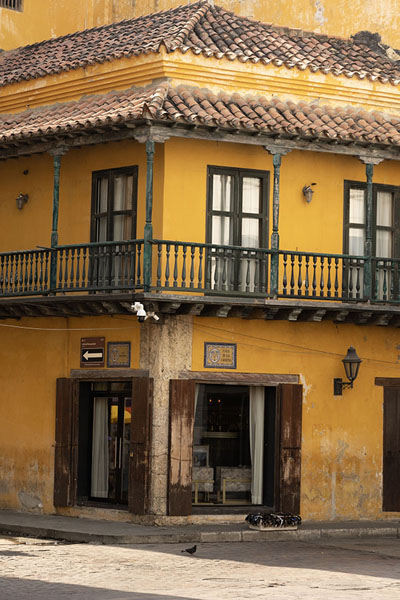 Foto van One of the yellow colonial buildings in the historic centre of Cartagena - Colombia - Amerika