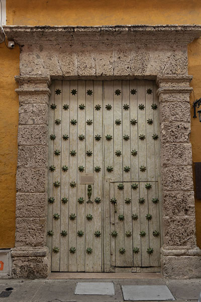 Foto van Stone portal and wooden door in a colonial house in CartagenaCartagena de Indias - Colombia