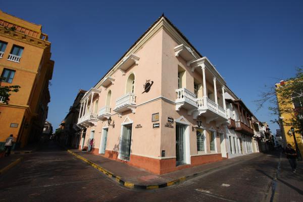 Picture of Two streets meeting in the colonial town of Cartagena