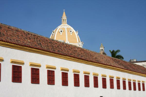 Naval Museum and the cupola of the Iglesia de San Pedro | Cartagena de Indias | Colombia