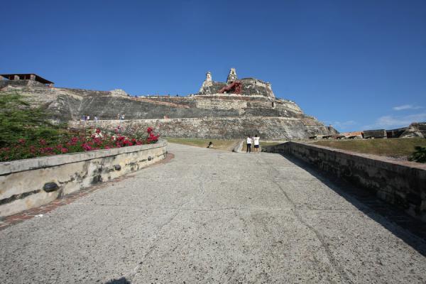 Lane leading to the fortress of San Felipe | Castillo San Felipe de Barajas | Colombia