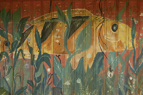 Foto de Fish painted on a wooden house in MocaguaColombian Amazonas - Colombia