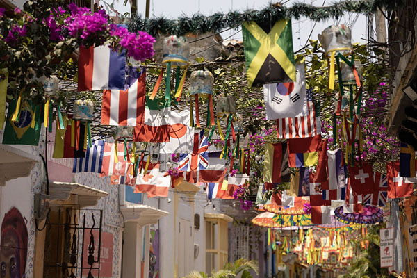 Foto de Close-up of flags spanning a street in GetsemaníCartagena - Colombia