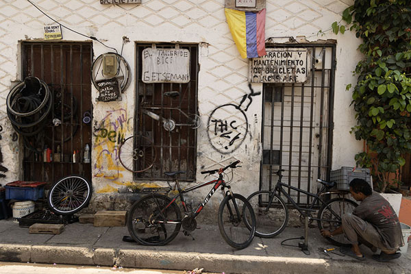 Foto di Bike repair shop in the neighbourhood of Getsemaní - Colombia - America