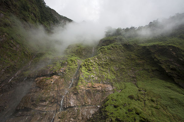 Picture of Salto de Candelas (Colombia): Clouds clinging to the rockface opposite the Salto de Candelas waterfall