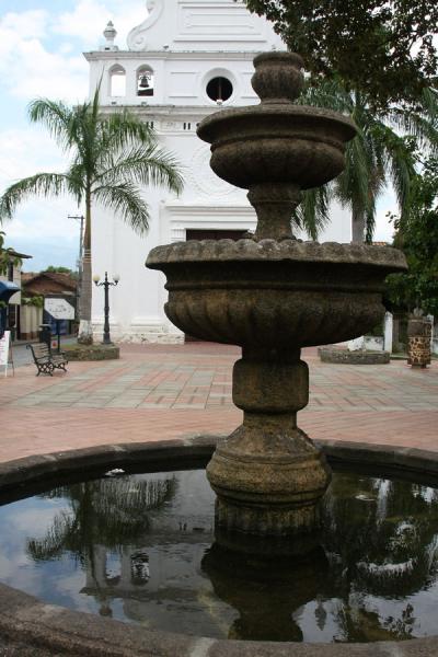 Picture of Santa Fé de Antioquia (Colombia): Iglesia de Jesús Nazareno reflected in a fountain