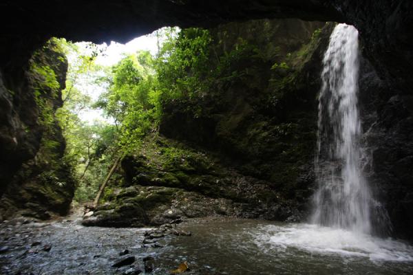 Picture of Sucre Falls seen from inside the cave
