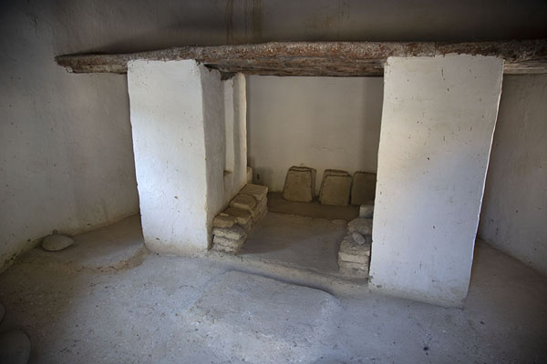 Photo de Looking into a reconstructed cylindrical building of ChoirokoitiaChoirokoitia - Chypre
