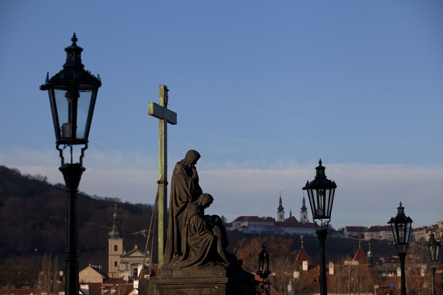 Lanterns and statues are a highlight of Charles Bridge | Praga | Cechia