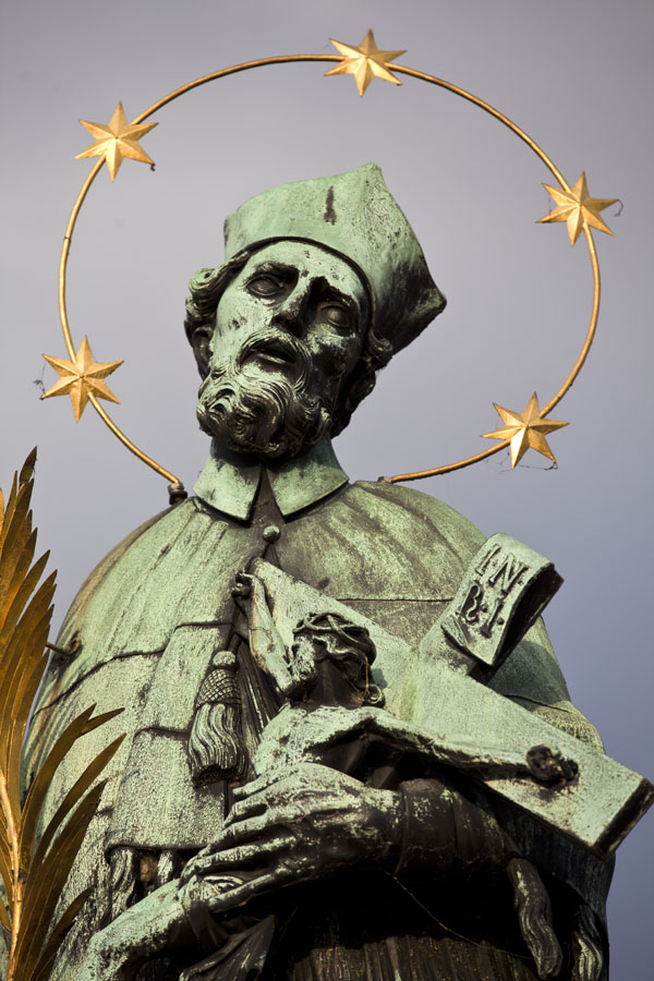 Detail of the statue of John of Nepomuk on Charles Bridge | Praga | Cechia