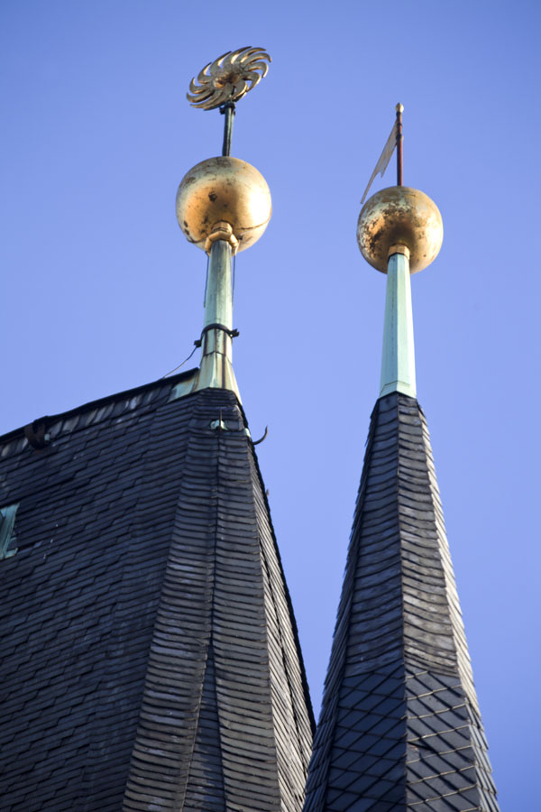 Spires with golden decorations on top of tower on the western side of Charles Bridge | Karelsbrug | Tsjechië