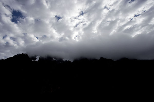Foto van Democratische Republiek Congo (Lower part of the glaciers of the Mount Stanley range visible under the clouds)