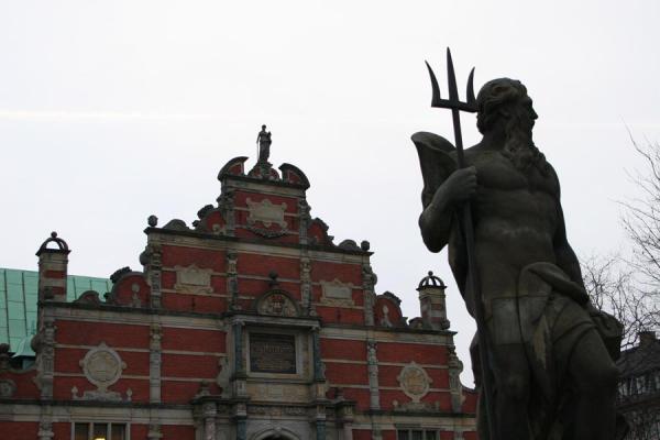 Statue of Poseidon in front of the Stock Exchange | Slotsholmen | Dinamarca