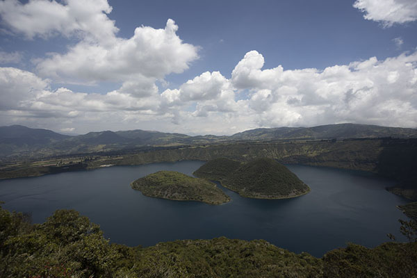 Photo de Laguna Cuicocha with the two isletsLaguna Cuicocha - l'Equateur
