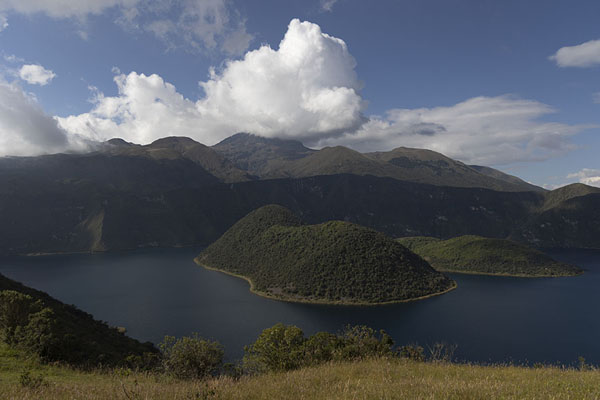 Afternoon view of Laguna Cuicocha with the two islets and Cotacachi in the background | Laguna Cuicocha | l'Equateur