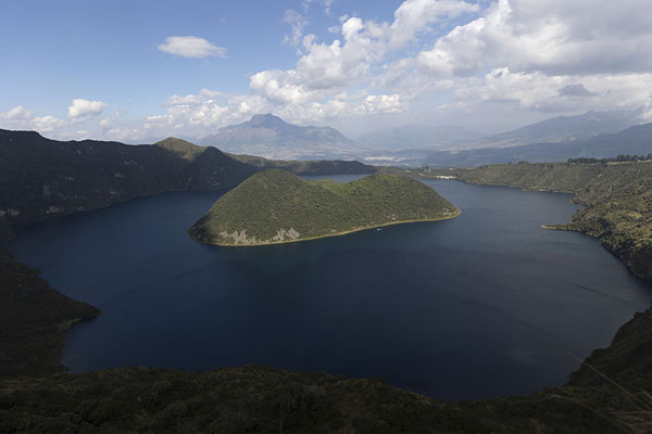 Photo de Laguna Cuicocha with islets in the middleLaguna Cuicocha - l'Equateur