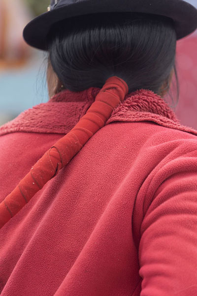 Woman in red at Zumbahua market | Quilotoa Meer | Ecuador
