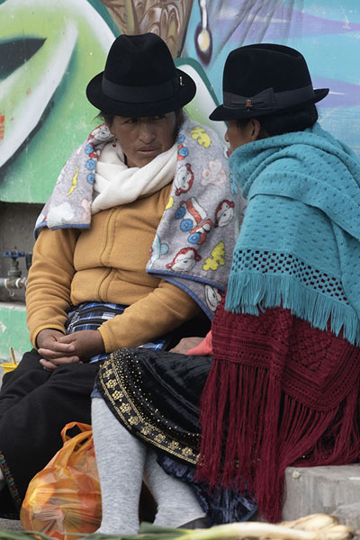Foto de Two women at the market of ZumbahuaQuilotoa - Ecuador
