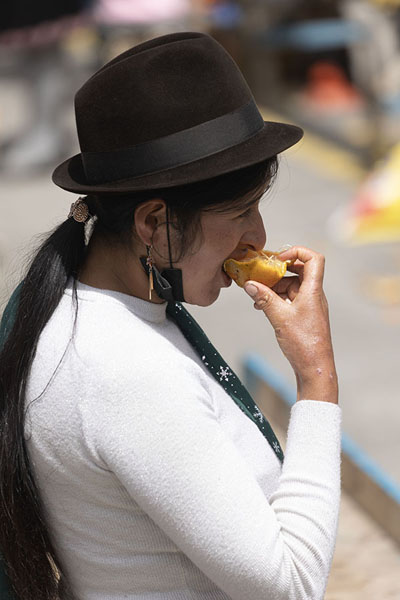 Foto de Young lady with hat at the market of ZumbahuaQuilotoa - Ecuador