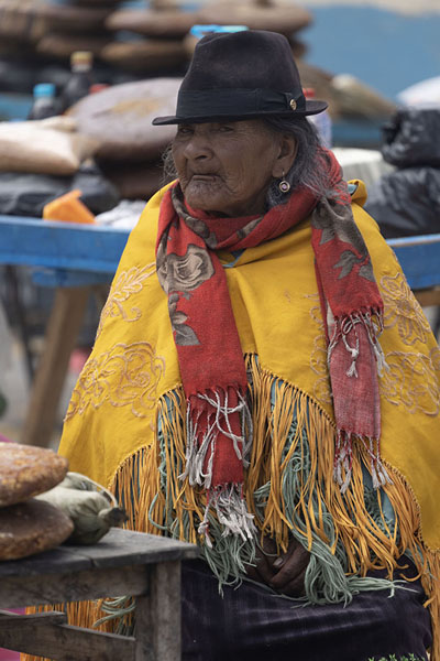 Foto van Old woman at the market of ZumbahuaQuilotoa - Ecuador
